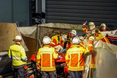 Kornwestheim: Komplizierte Rettung! PKW kracht durch Metallzaun - Drei Schwerverletzte muessen von der Feuerwehr aus dem Wagen geschnitten werden